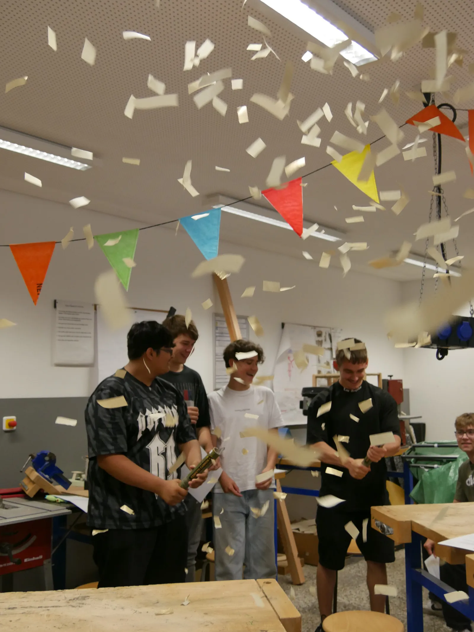Jugendliche bauen im Klassenraum gemeinsam an ihrem Projekt.